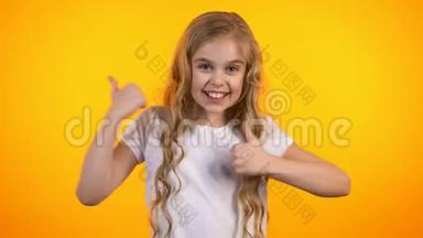 可爱的情感女学生竖起大拇指，非常满意的<strong>孩</strong>子，<strong>宣传</strong>